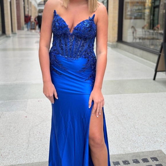 Dresses & Skirts - Elegant Blue Evening Gown prom